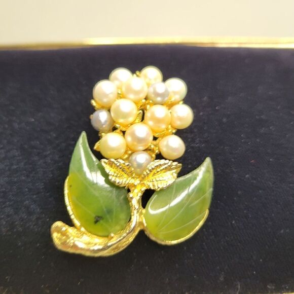 Swoboda Two Colors Pearl and Jade Flower Brooch Signed SWO, INC - Picture 11 of 13